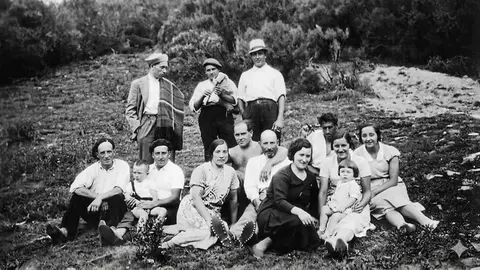 Buenverde, verano de 1934. Manolo Cazador, Adamina, Maruja y Elisina y Francisco García disfrazado de bandolero. Archivo fotográfico de Manuel Gancedo Fernández sobre la zona de Laciana. Imágenes mejoradas por Carlos Labrador.