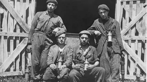 Mineros saliendo Calderón. Archivo fotográfico de Manuel Gancedo Fernández sobre la zona de Laciana. Imágenes mejoradas por Carlos Labrador.