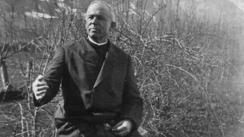 Eduardo García Diaz. Eduardo dejó un buen recuerdo en las gentes del Valle. De fondo, las montañas de Villager. Archivo fotográfico de Manuel Gancedo Fernández sobre la zona de Laciana. Imágenes mejoradas por Carlos Labrador.