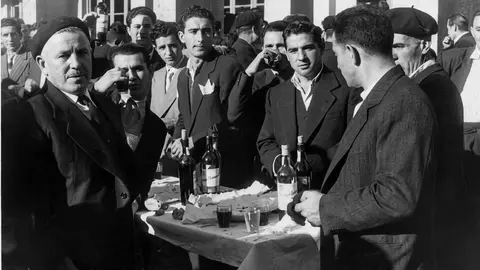 Mineros Villager celebrando Santa Bárbara.
A la izquierda, Isaac el de Carola, a la derecha padre y abuelo de Rosa. Archivo fotográfico de Manuel Gancedo Fernández sobre la zona de Laciana. Imágenes mejoradas por Carlos Labrador.