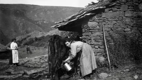 Brañeira, verano de 1919. Archivo fotográfico de Manuel Gancedo Fernández sobre la zona de Laciana. Imágenes mejoradas por Carlos Labrador.