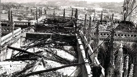 Incendio de la catedral de León en 1966. Fotografía de César Andrés Delgado cedida por el Archivo del Cabildo Catedralicio