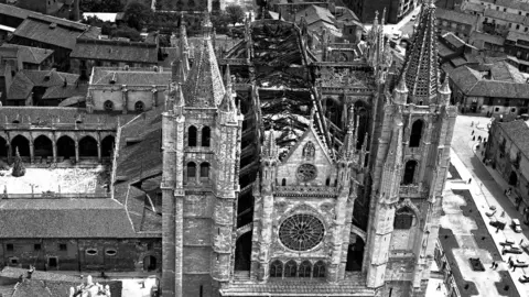 Incendio de la catedral de León en 1966. Fotografía de César Andrés Delgado cedida por el Archivo del Cabildo Catedralicio