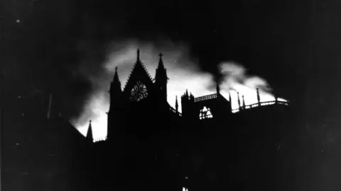 Incendio de la catedral de León en 1966. Fotografía de César Andrés Delgado cedida por el Archivo del Cabildo Catedralicio