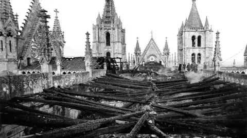 Incendio de la catedral de León en 1966. Fotografía de César Andrés Delgado cedida por el Archivo del Cabildo Catedralicio