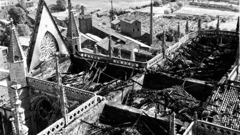 Incendio de la catedral de León en 1966. Fotografía de César Andrés Delgado cedida por el Archivo del Cabildo Catedralicio