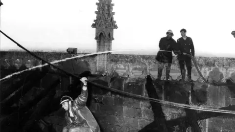 Incendio de la catedral de León en 1966. Fotografía de César Andrés Delgado cedida por el Archivo del Cabildo Catedralicio