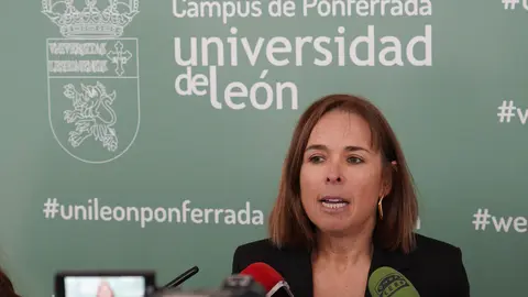 Las profesora de la Escuela de Ingeniería Agraria del Campus de Ponferrada de la ULE, Flor Álvarez Taboada, durante el inicio de los talleres #Plantémonos de sensibilización contra el fuego. Foto: César Sánchez.