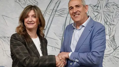 El presidente de Servicios Funerarios de León Serfunle, Vicente Canuria, y la rectora de la Universidad de León, Nuria González, firman un convenio de colaboración. Foto: Campillo.