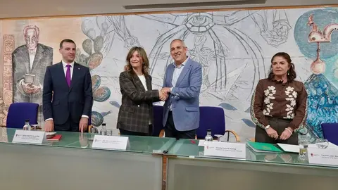 El presidente de Servicios Funerarios de León Serfunle, Vicente Canuria, y la rectora de la Universidad de León, Nuria González, firman un convenio de colaboración. Foto: Campillo.