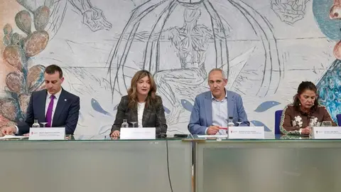 El presidente de Servicios Funerarios de León Serfunle, Vicente Canuria, y la rectora de la Universidad de León, Nuria González, firman un convenio de colaboración. Foto: Campillo.