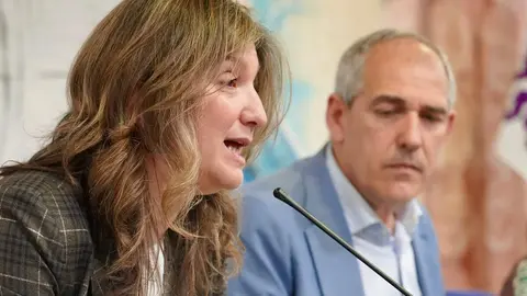 El presidente de Servicios Funerarios de León Serfunle, Vicente Canuria, y la rectora de la Universidad de León, Nuria González, firman un convenio de colaboración. Foto: Campillo.