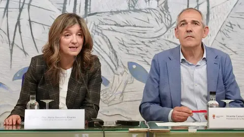 El presidente de Servicios Funerarios de León Serfunle, Vicente Canuria, y la rectora de la Universidad de León, Nuria González, firman un convenio de colaboración. Foto: Campillo.