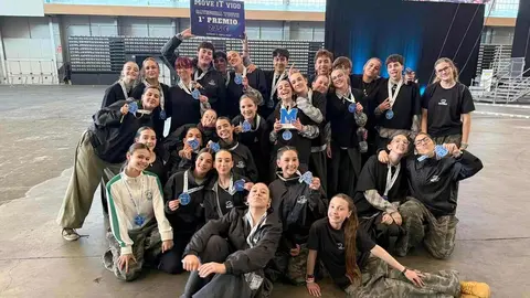 La escuela Infinity Dance Studio ha vuelto a destacar en el panorama nacional este sábado 11 de abril durante su participación en el campeonato Move It, celebrado en Vigo. Los grupos dirigidos por Sofi Pulgar y Cris Sanabria firmaron una actuación sobresaliente que refuerza el gran momento que atraviesa la escuela leonesa en el inicio de temporada.