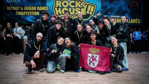 La escuela Infinity Dance Studio ha vuelto a destacar en el panorama nacional este sábado 11 de abril durante su participación en el campeonato Move It, celebrado en Vigo. Los grupos dirigidos por Sofi Pulgar y Cris Sanabria firmaron una actuación sobresaliente que refuerza el gran momento que atraviesa la escuela leonesa en el inicio de temporada.