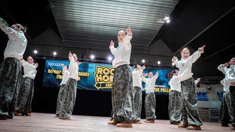 La escuela Infinity Dance Studio ha vuelto a destacar en el panorama nacional este sábado 11 de abril durante su participación en el campeonato Move It, celebrado en Vigo. Los grupos dirigidos por Sofi Pulgar y Cris Sanabria firmaron una actuación sobresaliente que refuerza el gran momento que atraviesa la escuela leonesa en el inicio de temporada.