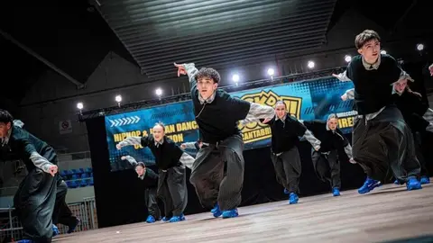 La escuela Infinity Dance Studio ha vuelto a destacar en el panorama nacional este sábado 11 de abril durante su participación en el campeonato Move It, celebrado en Vigo. Los grupos dirigidos por Sofi Pulgar y Cris Sanabria firmaron una actuación sobresaliente que refuerza el gran momento que atraviesa la escuela leonesa en el inicio de temporada.