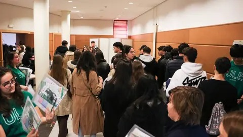 La Universidad de León ha puesto en marcha una nueva edición de sus Jornadas de Puertas Abiertas con el objetivo de acercar su realidad académica a los futuros universitarios. A lo largo de tres días, cerca de 1.800 estudiantes procedentes de distintos centros educativos de las provincias de León y Palencia participan en esta iniciativa.