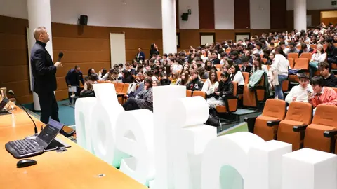 La Universidad de León ha puesto en marcha una nueva edición de sus Jornadas de Puertas Abiertas con el objetivo de acercar su realidad académica a los futuros universitarios. A lo largo de tres días, cerca de 1.800 estudiantes procedentes de distintos centros educativos de las provincias de León y Palencia participan en esta iniciativa.