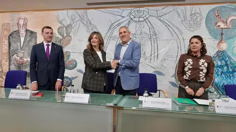 El presidente de Servicios Funerarios de León Serfunle, Vicente Canuria, y la rectora de la Universidad de León, Nuria González, firman un convenio de colaboración. Foto: Campillo