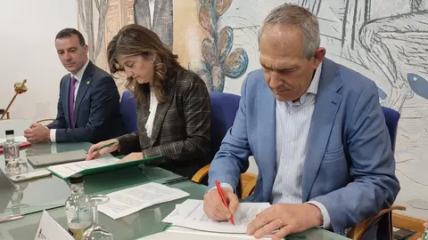 La ULE y Serfunle firman un convenio para usar restos humanos en Medicina. El acuerdo permitirá la docencia en Anatomía con material procedente de personas no reclamadas y refuerza la implantación del grado en Medicina.