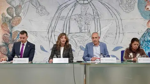 El presidente de Servicios Funerarios de León Serfunle, Vicente Canuria, y la rectora de la Universidad de León, Nuria González, firman un convenio de colaboración