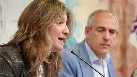 El presidente de Servicios Funerarios de León Serfunle, Vicente Canuria, y la rectora de la Universidad de León, Nuria González, firman un convenio de colaboración. Foto: Campillo