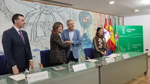 La ULE y Serfunle firman un convenio para usar restos humanos en Medicina. El acuerdo permitirá la docencia en Anatomía con material procedente de personas no reclamadas y refuerza la implantación del grado en Medicina.