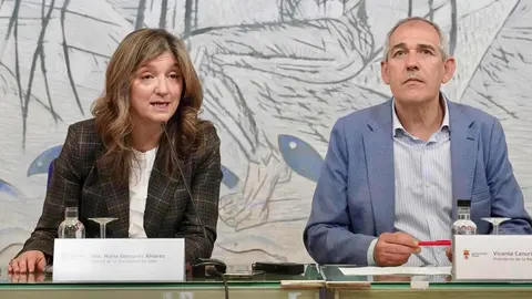 El presidente de Servicios Funerarios de León Serfunle, Vicente Canuria, y la rectora de la Universidad de León, Nuria González, firman un convenio de colaboración. Foto: Campillo