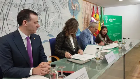 La ULE y Serfunle firman un convenio para usar restos humanos en Medicina. El acuerdo permitirá la docencia en Anatomía con material procedente de personas no reclamadas y refuerza la implantación del grado en Medicina.