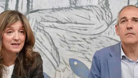 El presidente de Servicios Funerarios de León Serfunle, Vicente Canuria, y la rectora de la Universidad de León, Nuria González, firman un convenio de colaboración. Foto: Campillo