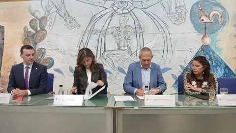 La ULE y Serfunle firman un convenio para usar restos humanos en Medicina. El acuerdo permitirá la docencia en Anatomía con material procedente de personas no reclamadas y refuerza la implantación del grado en Medicina.