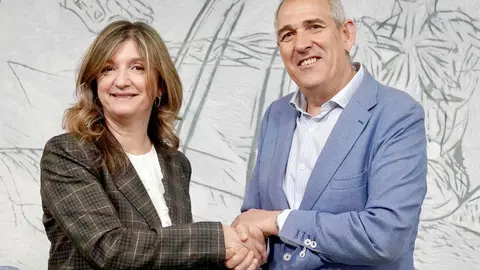 El presidente de Servicios Funerarios de León Serfunle, Vicente Canuria, y la rectora de la Universidad de León, Nuria González, firman un convenio de colaboración. Foto: Campillo