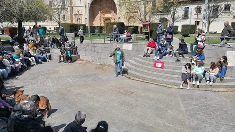 Más de 130 personas participan en el tour educativo 'León con Memoria', una iniciativa de la Asociación Auryn para acercar la memoria histórica a la ciudadanía. Fotos: Asociación Auryn.