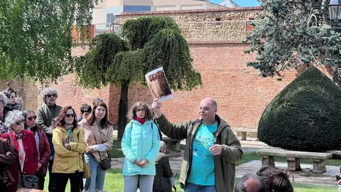 Más de 130 personas participan en el tour educativo 'León con Memoria', una iniciativa de la Asociación Auryn para acercar la memoria histórica a la ciudadanía. Fotos: Asociación Auryn.