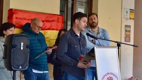 El PSOE de León rindió este lunes su tradicional homenaje a Benito Pamparacuatro en Sahagún, en un acto que ensalzó la figura del histórico alcalde republicano y su compromiso con los valores democráticos. La cita, organizada por la Agrupación Socialista local, reunió a militantes, cargos públicos y vecinos en un ejercicio de memoria colectiva.