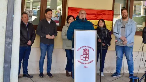 El PSOE de León rindió este lunes su tradicional homenaje a Benito Pamparacuatro en Sahagún, en un acto que ensalzó la figura del histórico alcalde republicano y su compromiso con los valores democráticos. La cita, organizada por la Agrupación Socialista local, reunió a militantes, cargos públicos y vecinos en un ejercicio de memoria colectiva.