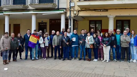 El PSOE de León rindió este lunes su tradicional homenaje a Benito Pamparacuatro en Sahagún, en un acto que ensalzó la figura del histórico alcalde republicano y su compromiso con los valores democráticos. La cita, organizada por la Agrupación Socialista local, reunió a militantes, cargos públicos y vecinos en un ejercicio de memoria colectiva.