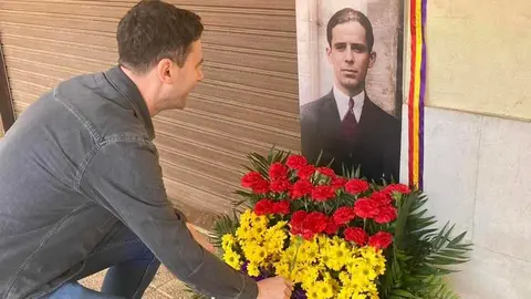 El PSOE de León rindió este lunes su tradicional homenaje a Benito Pamparacuatro en Sahagún, en un acto que ensalzó la figura del histórico alcalde republicano y su compromiso con los valores democráticos. La cita, organizada por la Agrupación Socialista local, reunió a militantes, cargos públicos y vecinos en un ejercicio de memoria colectiva.