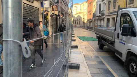 Siguen avanzando las obras de remodelación de la calle ancha y su entorno. Este martes las vallas de obra han llegado hasta el cruce con la calle Cervantes, cerrando el tramo que va desde la confluencia con la calle Cid. Al tiempo, los trabajos prosiguen en la plaza de Botines. Fotos: A.F.R.