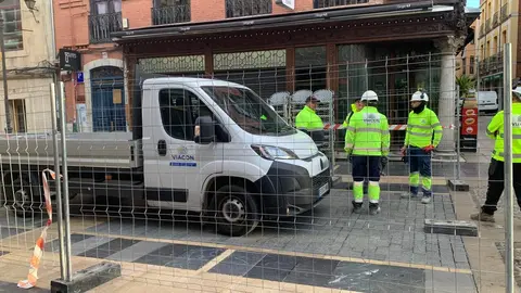 Siguen avanzando las obras de remodelación de la calle ancha y su entorno. Este martes las vallas de obra han llegado hasta el cruce con la calle Cervantes, cerrando el tramo que va desde la confluencia con la calle Cid. Al tiempo, los trabajos prosiguen en la plaza de Botines. Fotos: A.F.R.