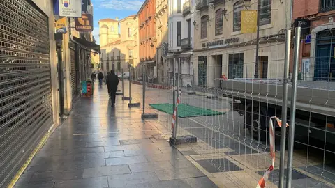 Siguen avanzando las obras de remodelación de la calle ancha y su entorno. Este martes las vallas de obra han llegado hasta el cruce con la calle Cervantes, cerrando el tramo que va desde la confluencia con la calle Cid. Al tiempo, los trabajos prosiguen en la plaza de Botines. Fotos: A.F.R.