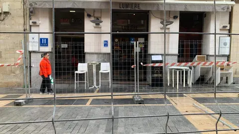 Siguen avanzando las obras de remodelación de la calle ancha y su entorno. Este martes las vallas de obra han llegado hasta el cruce con la calle Cervantes, cerrando el tramo que va desde la confluencia con la calle Cid. Al tiempo, los trabajos prosiguen en la plaza de Botines. Fotos: A.F.R.