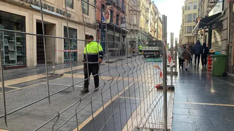 Siguen avanzando las obras de remodelación de la calle ancha y su entorno. Este martes las vallas de obra han llegado hasta el cruce con la calle Cervantes, cerrando el tramo que va desde la confluencia con la calle Cid. Al tiempo, los trabajos prosiguen en la plaza de Botines. Fotos: A.F.R.