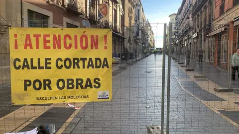 Siguen avanzando las obras de remodelación de la calle ancha y su entorno. Este martes las vallas de obra han llegado hasta el cruce con la calle Cervantes, cerrando el tramo que va desde la confluencia con la calle Cid. Al tiempo, los trabajos prosiguen en la plaza de Botines. Fotos: A.F.R.