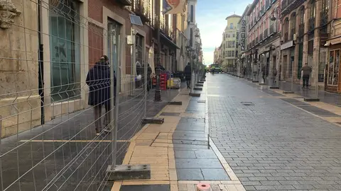 Siguen avanzando las obras de remodelación de la calle ancha y su entorno. Este martes las vallas de obra han llegado hasta el cruce con la calle Cervantes, cerrando el tramo que va desde la confluencia con la calle Cid. Al tiempo, los trabajos prosiguen en la plaza de Botines. Fotos: A.F.R.