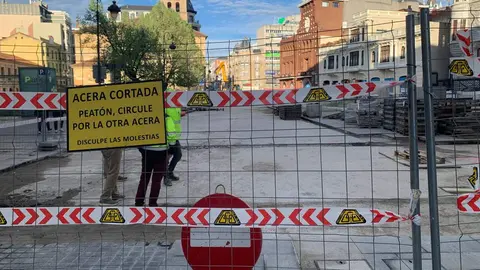 Siguen avanzando las obras de remodelación de la calle ancha y su entorno. Este martes las vallas de obra han llegado hasta el cruce con la calle Cervantes, cerrando el tramo que va desde la confluencia con la calle Cid. Al tiempo, los trabajos prosiguen en la plaza de Botines. Fotos: A.F.R.