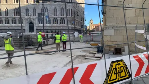 Siguen avanzando las obras de remodelación de la calle ancha y su entorno. Este martes las vallas de obra han llegado hasta el cruce con la calle Cervantes, cerrando el tramo que va desde la confluencia con la calle Cid. Al tiempo, los trabajos prosiguen en la plaza de Botines. Fotos: A.F.R.