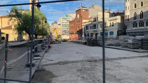 Siguen avanzando las obras de remodelación de la calle ancha y su entorno. Este martes las vallas de obra han llegado hasta el cruce con la calle Cervantes, cerrando el tramo que va desde la confluencia con la calle Cid. Al tiempo, los trabajos prosiguen en la plaza de Botines. Fotos: A.F.R.