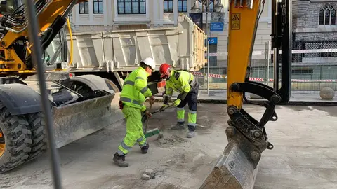 Siguen avanzando las obras de remodelación de la calle ancha y su entorno. Este martes las vallas de obra han llegado hasta el cruce con la calle Cervantes, cerrando el tramo que va desde la confluencia con la calle Cid. Al tiempo, los trabajos prosiguen en la plaza de Botines. Fotos: A.F.R.